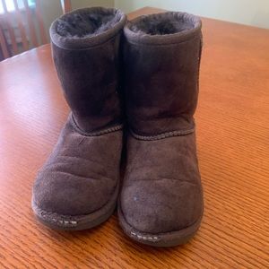 Girls Uggs chocolate